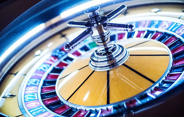 molen77 mobile app interface showing live casino games and sportsbook markets