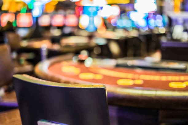 molen77 Auto Roulette live studio broadcast showing spinning wheel and betting interface