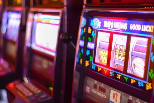 Live blackjack: real-time dealer interaction and instant settlement Live blackjack table on molen77 with dealer and betting interface